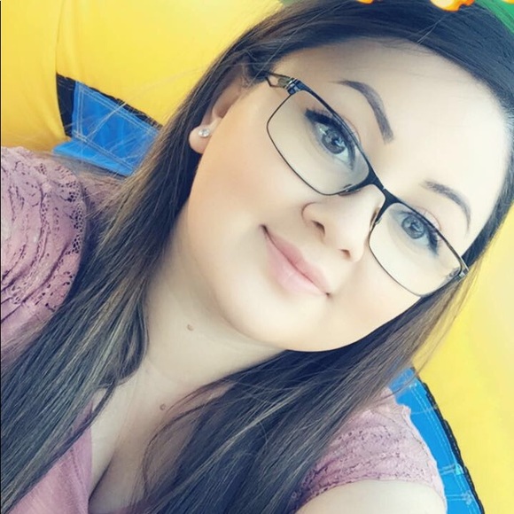 Meet your Posher, Adriana - Picture 1 of 1